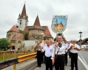 Grossauer Blasmusik vor Kirchenburg Grossau